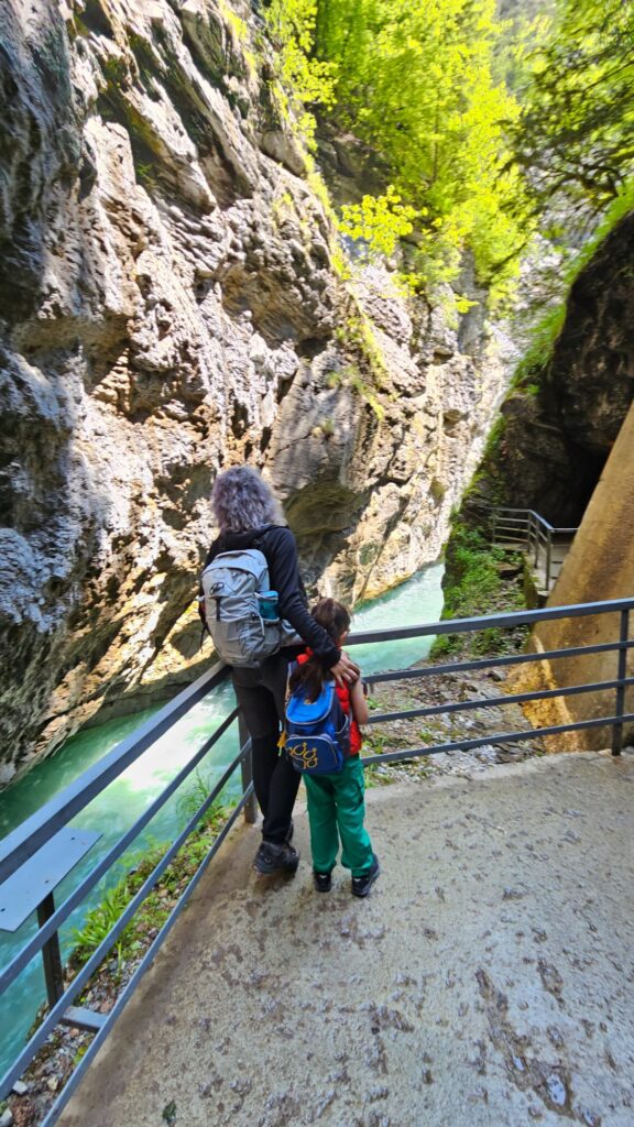 Woman and a child at a railing above the Aare, seen from behind