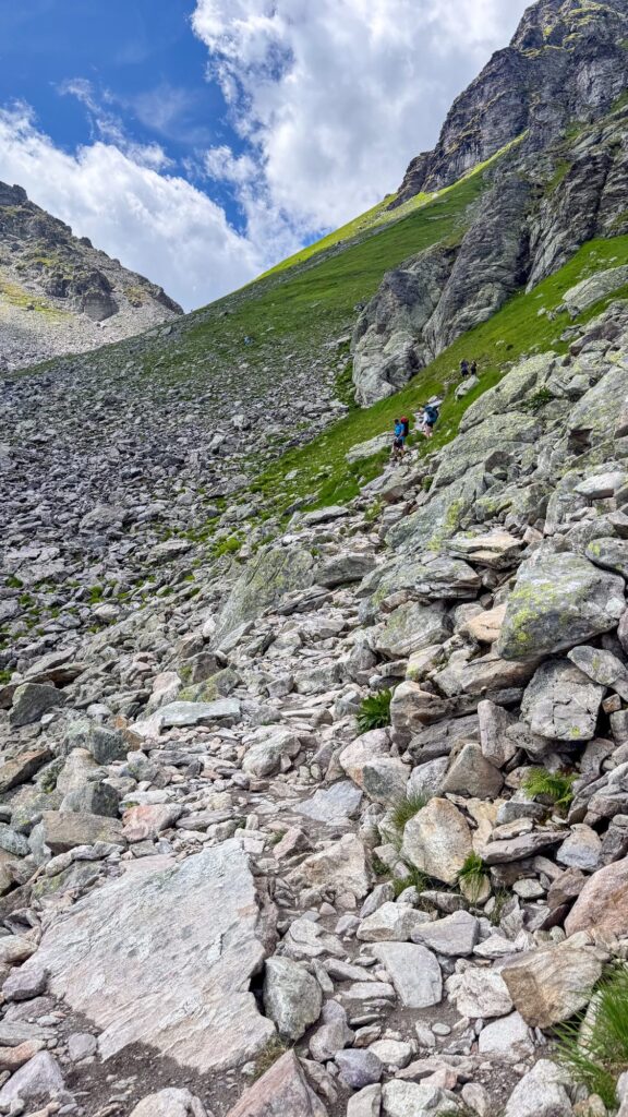 Rocky scree path climbing toward Wildseeluggen