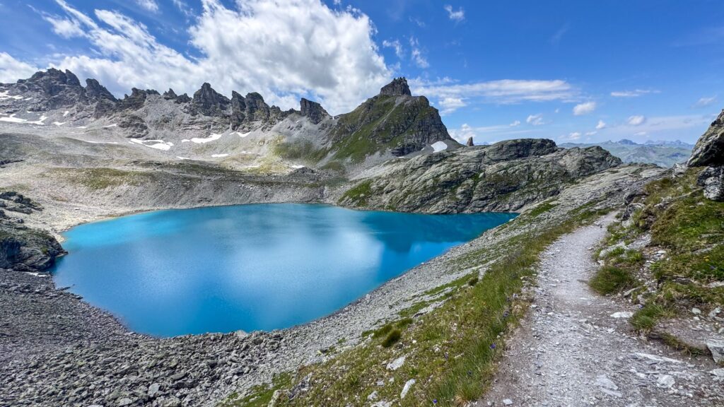 Path leading along the turquoise Wildsee